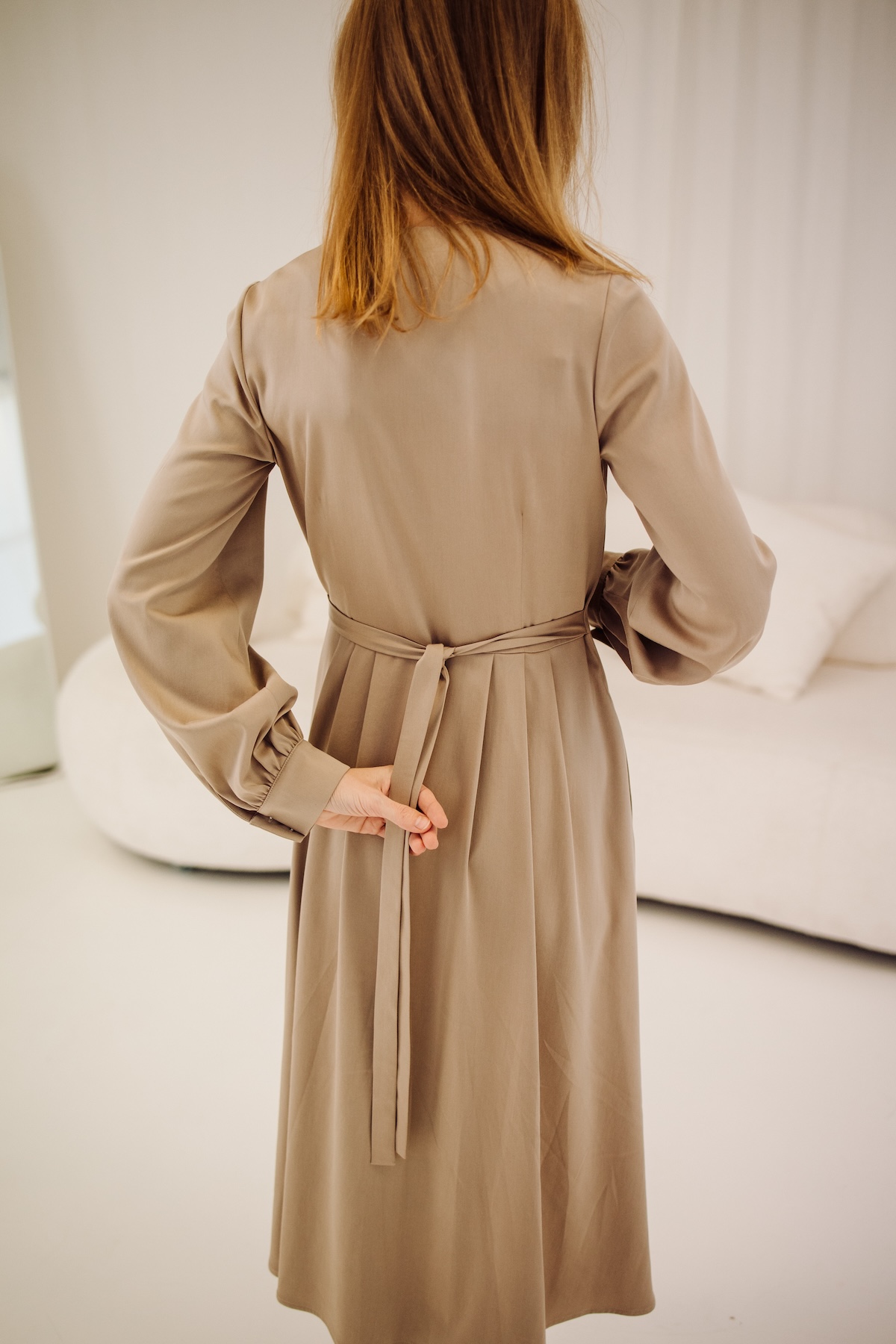 Elegancka sukienka Vella Sandstone - obrazek 4